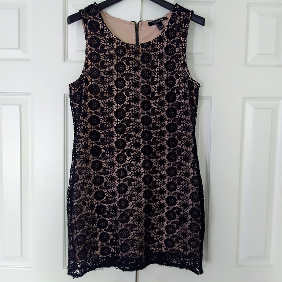 Black Embroidered Lace Sleeveless Dress - Picture 2 of 9